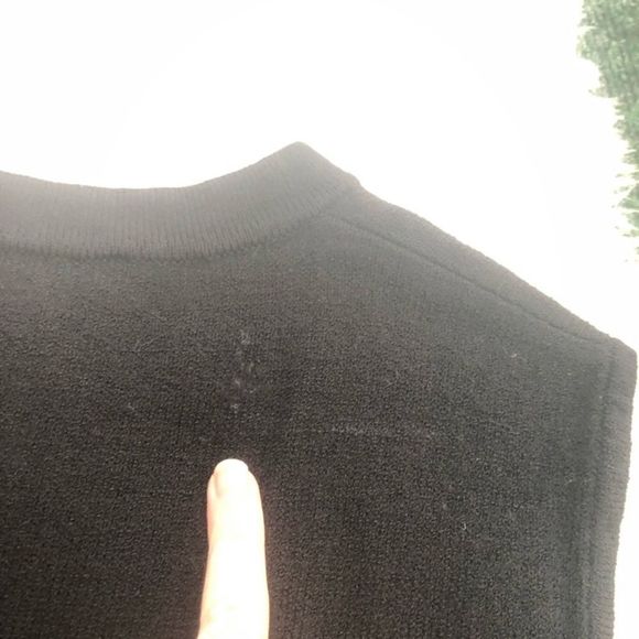 St. John Basics Shoulder Zip Sleeveless Top - Picture 5 of 15